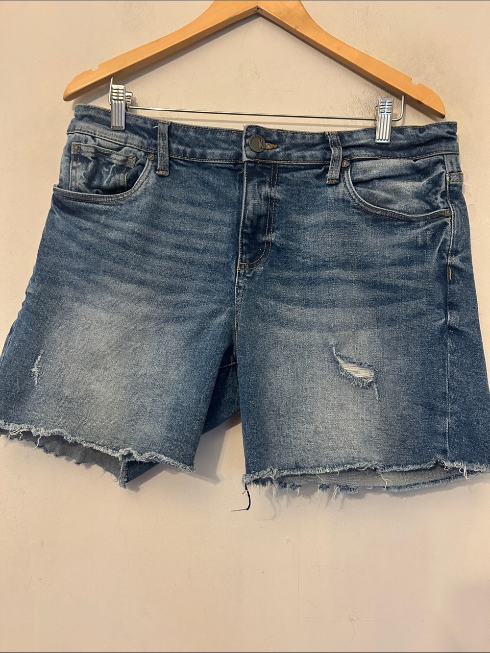 Kut from the Kloth Sophia Women’s Distressed Denim Shorts Size 14 EUC